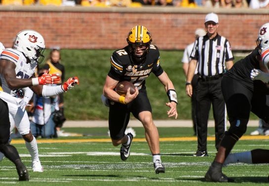 Image for story: Brady Cook, hobbled by an injury, rallies No. 19 Mizzou to a 21-17 win over Auburn