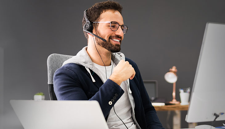 Mann mit Headset, der lächelt