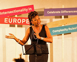 An image of Kimberlé Crenshaw speaking at a podium