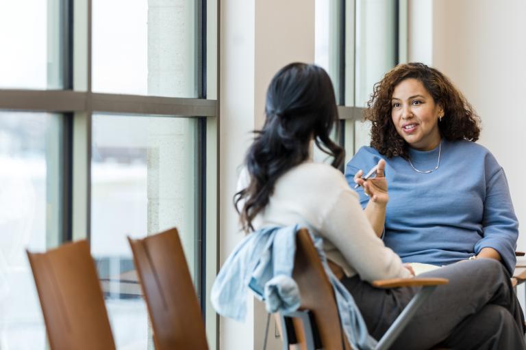 Vrouwen in overleg op kantoor