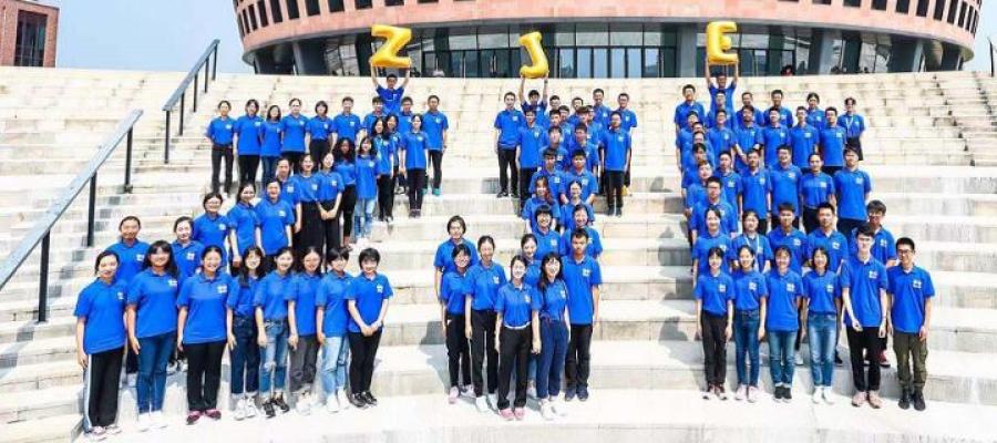 Students at Zje ceremony