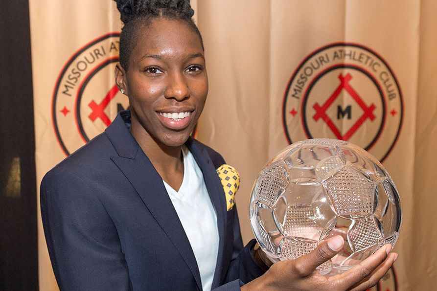 Kadeisha Buchanan holds Hermann Trophy, a glass soccer bowl