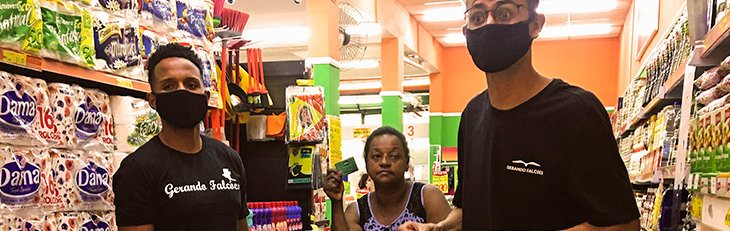 Empreendedores sociais dentro de supermercado em uma ação da gerando falcões