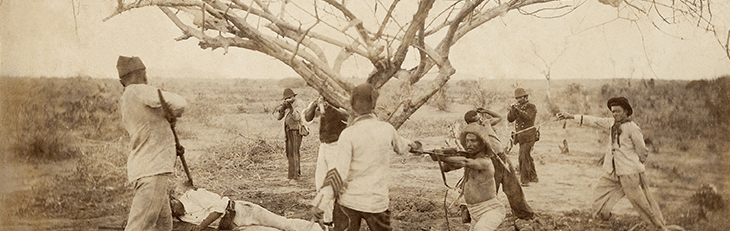 pessoas sendo ameaçadas e com armas apontadas