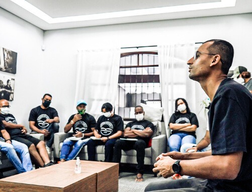 edu lyra da gerando falcões sentado em uma sala conversando sobre empreendedorismo socia