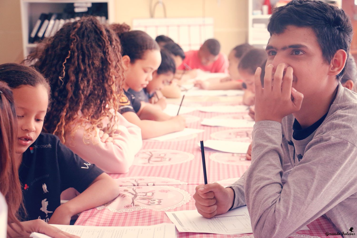 Jovens realizando atividades na Gerando Falcões