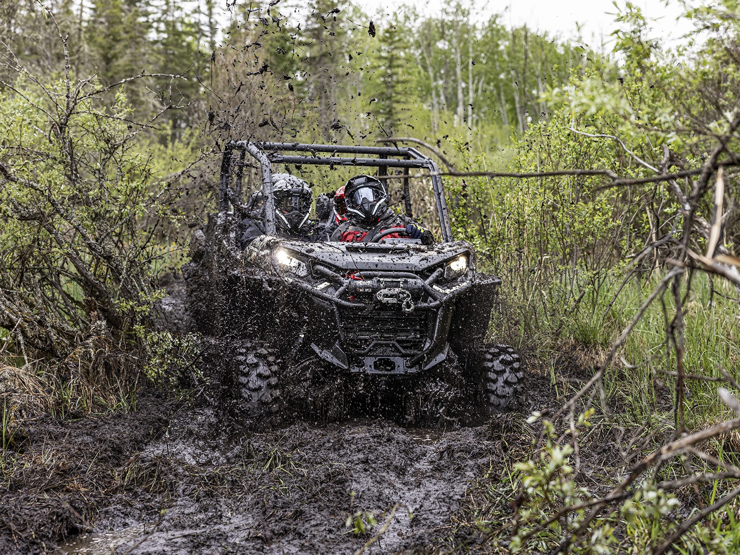 2024 Veículo Can-Am Commander MAX X MR UTV andando em lama profunda