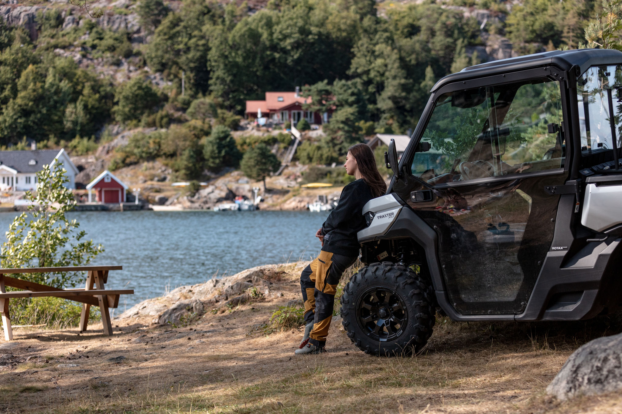 Kvinna som står bredvid Can-Am Traxter