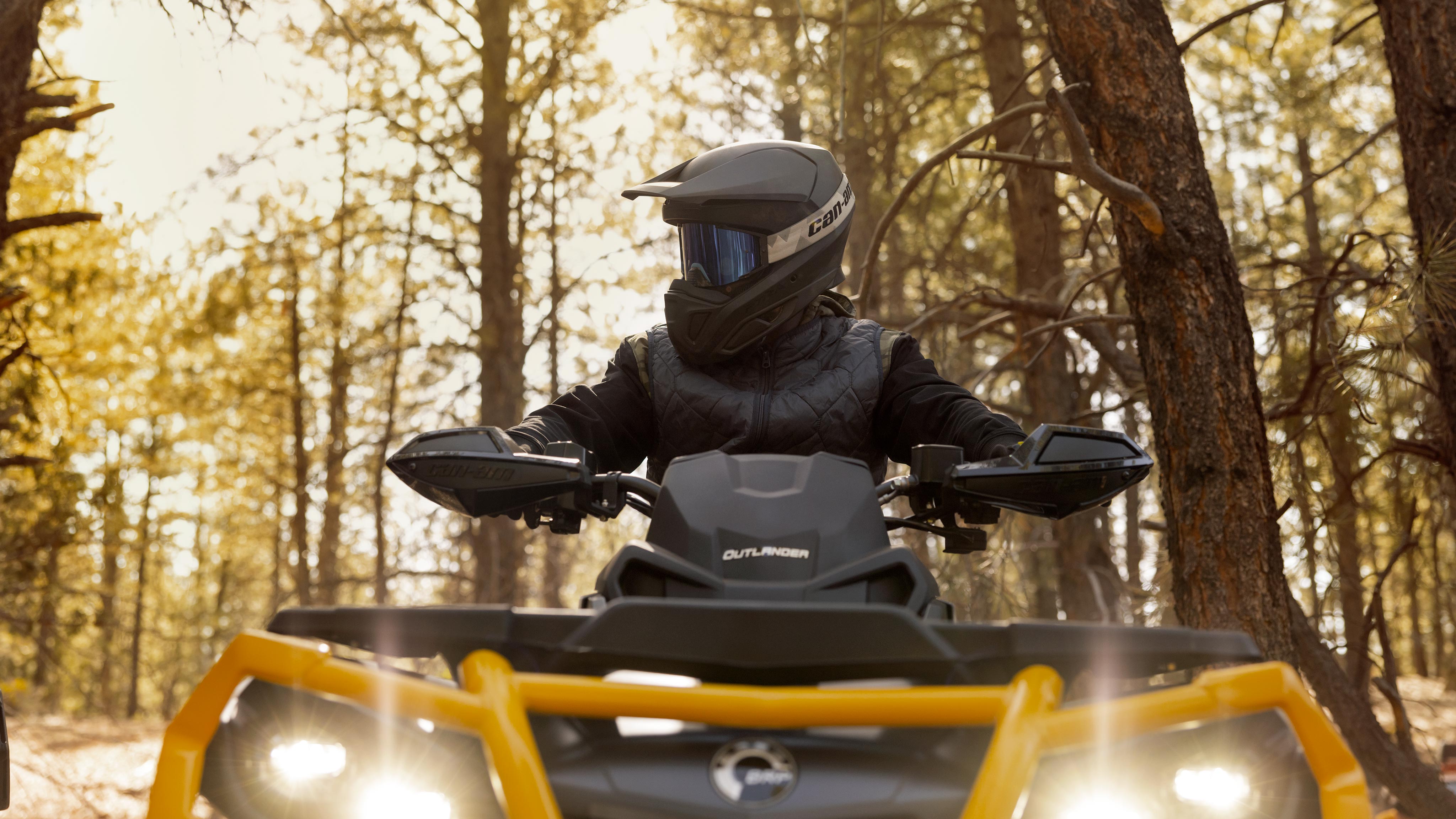 Att köra en Can-Am Outlander ATV i en skog