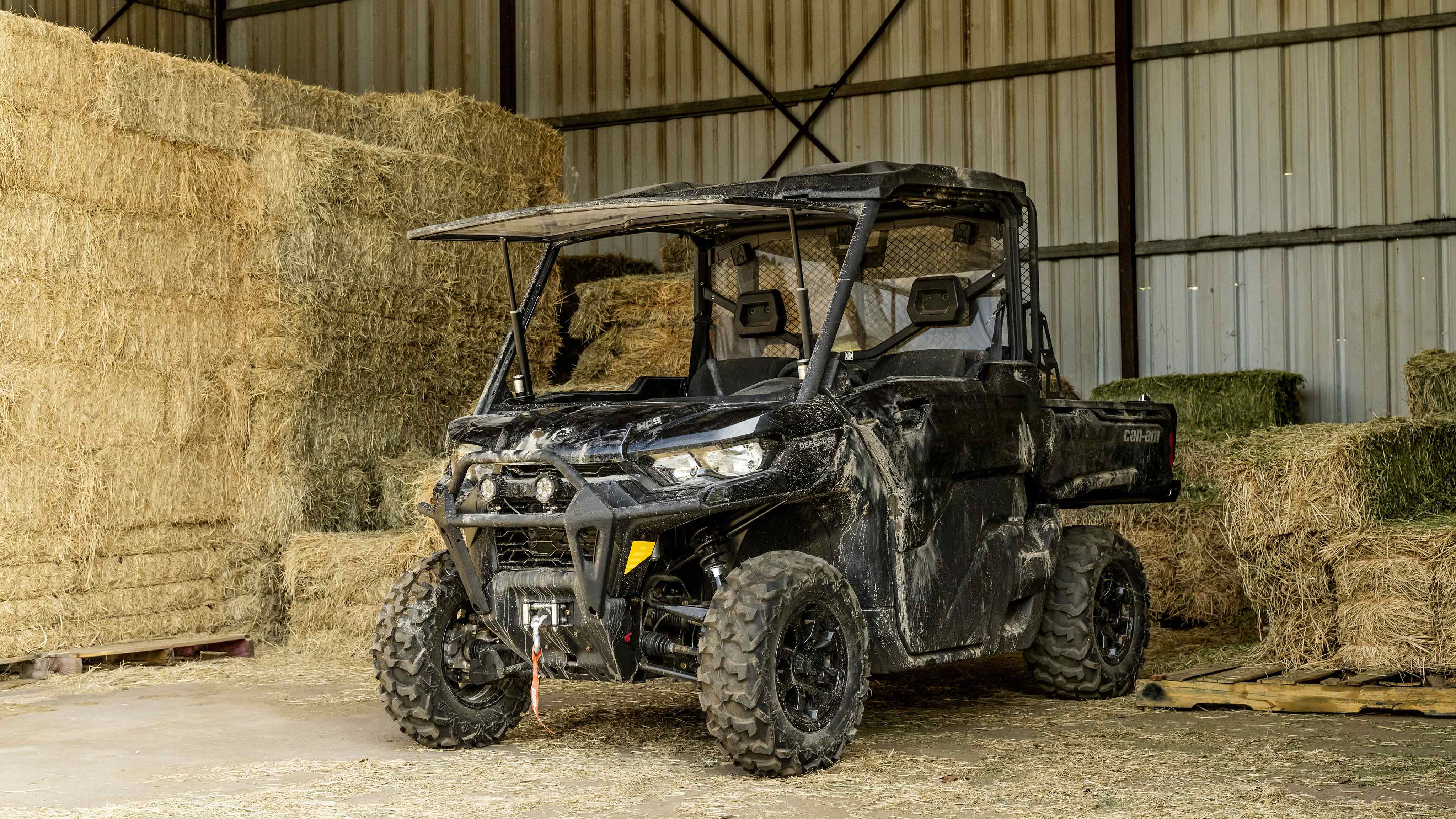 Can-Am Defender SxS estacionado em um celeiro