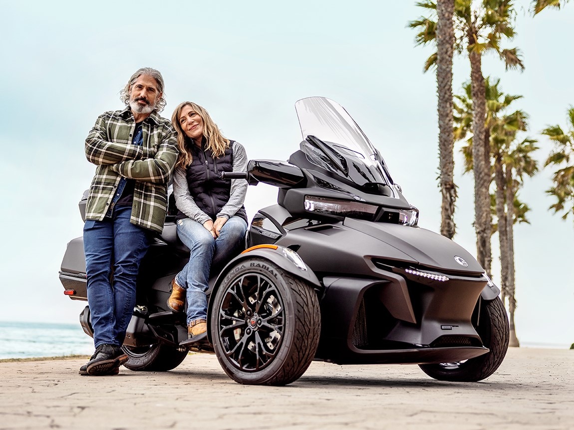 Pareja sentada en una Can-Am Spyder RT