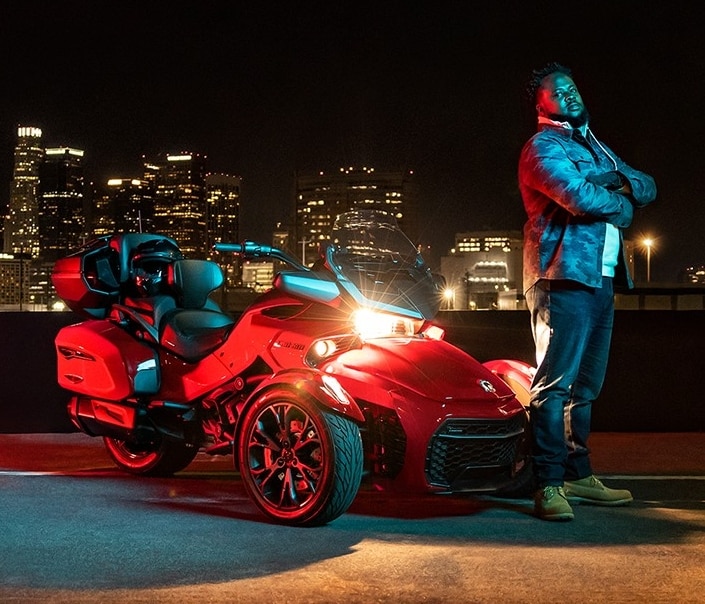 Hombre de pie junto a una Can-Am Spyder F3 Limited Edition