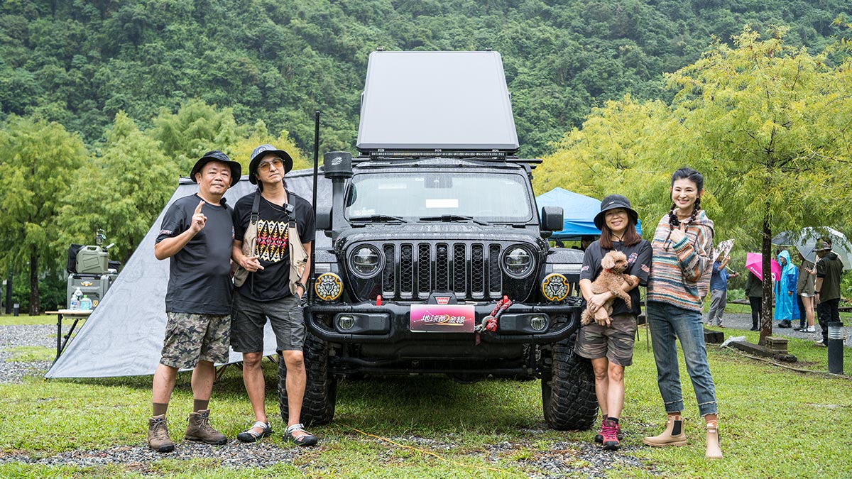 Jeep Gladiator Rubicon變樓中樓，「極地救援大叔」用這招帶走全部家當