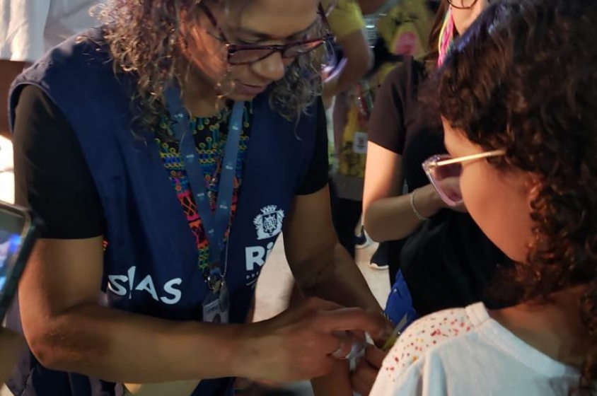 CMDCA-Rio e SMAS distribuem 743 pulseiras de identificaÃ§Ã£o para crianÃ§as e adolescentes