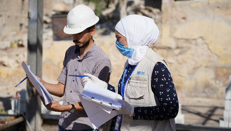 Ingenieur, der die Sanierung einer der Bäckereien im Stadtteil Sakhour überwacht, die als eine der größten in Aleppo, Syrien, gilt. Wenn diese Bäckerei in Betrieb genommen wird, wird sie 12 Tonnen Brot liefern können - genug, um etwa 60.000 Menschen mit frischem Brot zu versorgen. WFP/Hussam Al Saleh