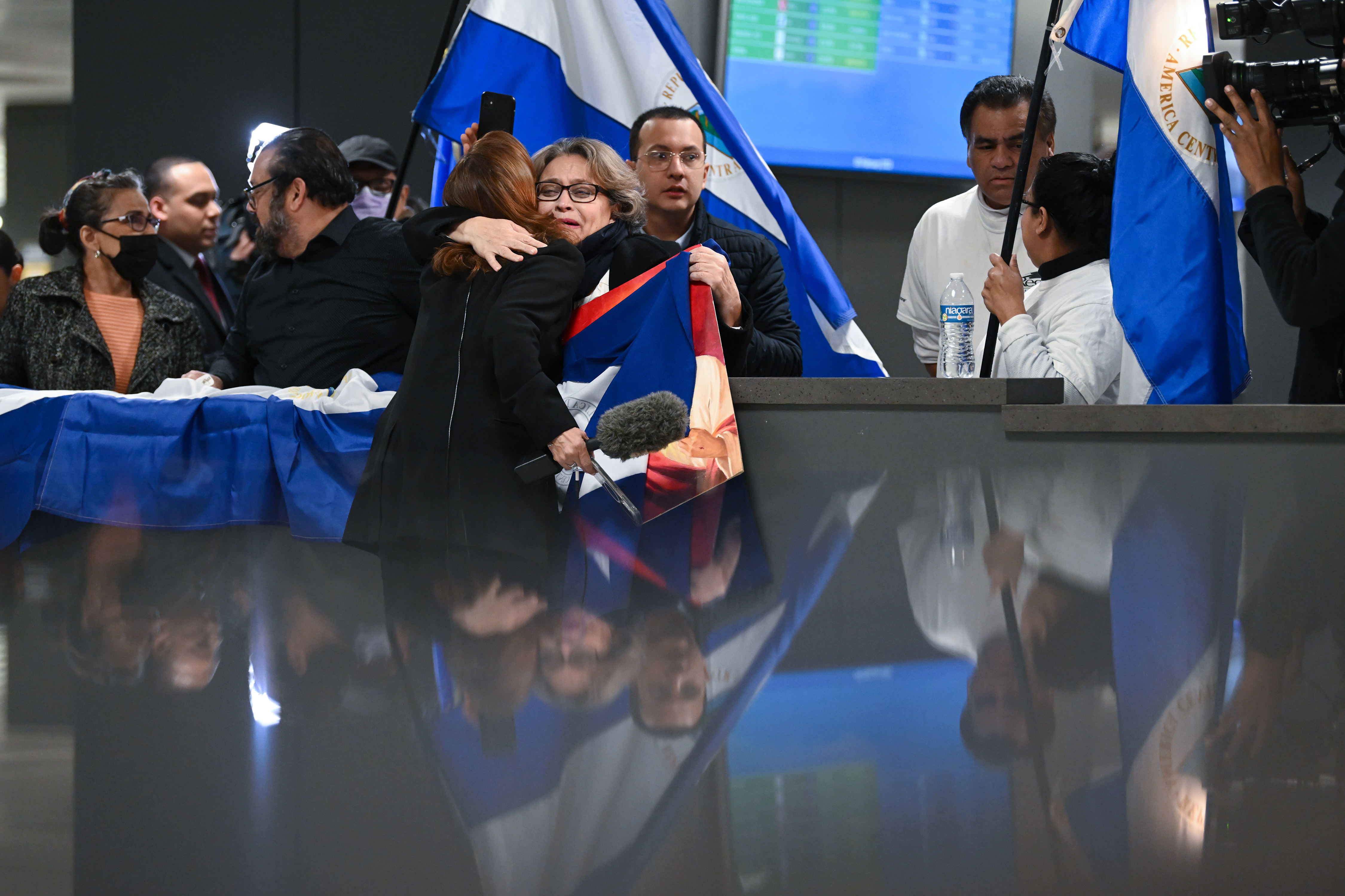 People at Dulles International Airport in the Unites States await the arrival of the 222 political prisoners who were expelled from Nicaragua on February 9, 2023. 