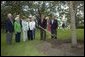 Continuing a tradition of commemorating visits by planting a Live Oak, President George W. Bush plants a tree on Sea Island, Ga., during his visit as host of this week�s G8 Summit Monday, June 7, 2004.  White House photo by Eric Draper