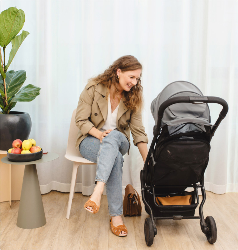 Frau mit Baby und Kinderwagen