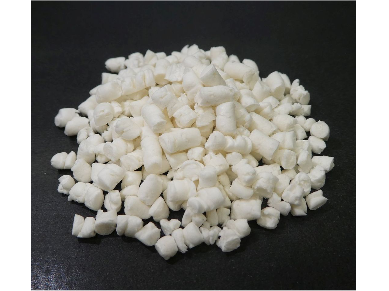 There are white pellets. This is cellulose ecomaterial kinari, a sustainable material containing plant fibers.