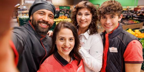 Selfie-Gruppenbild vom Kaufland Verkaufsteam in der Filiale.