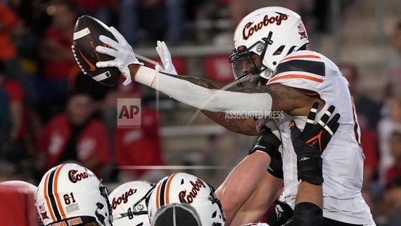 Image for story: Gordon rushes for 164 yards and 3 TDs, No. 24 Oklahoma State beats Houston 43-30