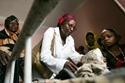 Dr. Hawa Abdi tends to her patients. (http://domesticsanity.blogspot.com/2013/02/dr-hawa ())