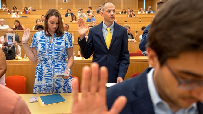 Lizzie and Robert Goggs take the Oath of Allegiance at the first in-person Tompkins County Naturalization Ceremony held since the pandemic. Originally from England, they came to Ithaca for Robert’s career in the College of Veterinary Medicine.