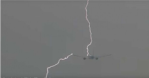 航班降落時遭遇雷擊！ 乘客親睹「閃電劈中機翼」超驚恐