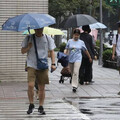 「高空冷心低壓」明起影響台灣！8縣市高溫橙色燈號 午後降雨熱區曝