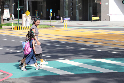 高市府邀親子網紅宣導校園周邊路口停讓 守護交通安全