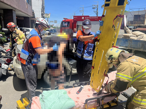 快訊/台南麻豆嚴重車禍！載水泥貨車撞爛轎車 駕駛左臉破相困車內