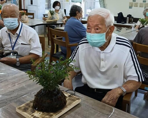 中彰榮家歡迎慈濟志工樂齡學習列車 長輩享受互動實作喜悅