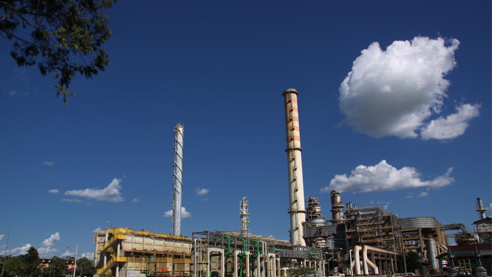 Refinaria Henrique Lage com céu azul e nuvens ao fundo