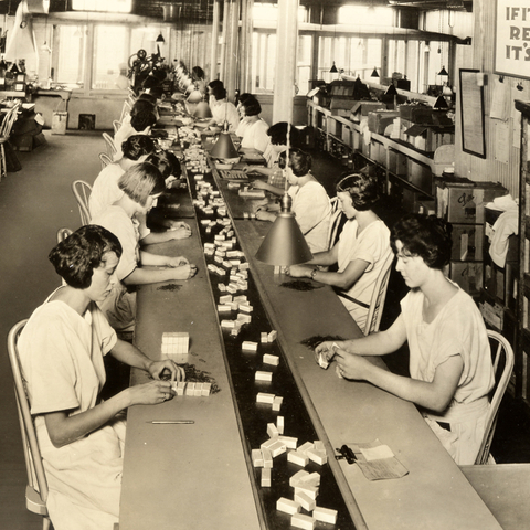 women Labeling and packing Iletin brand insulin, 1924, National Museum of American History, CC BY-NC-ND 2.0 DEED