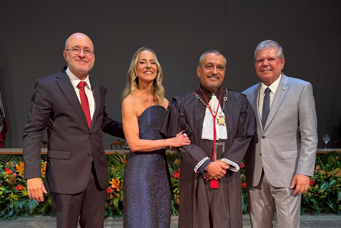 Foto da notícia - Presidente do TJPE prestigia posse do novo presidente do TJAM em Manaus 