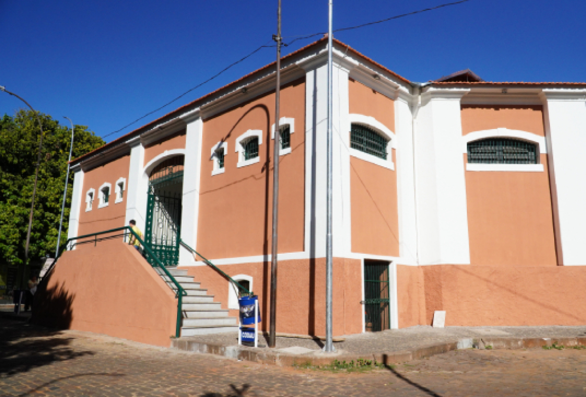 Fachada do Mercado Municipal de Uberaba, com entrada de ambos os lados.