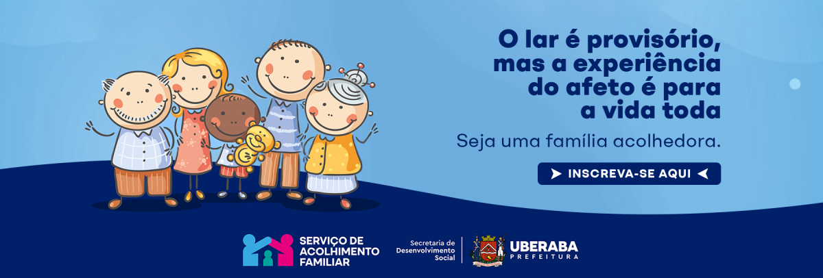 Ilustração de uma família composta por cinco pessoas: dois adultos, duas crianças e um idoso. Todos estão sorrindo e abraçados, transmitindo uma sensação de união e felicidade. No lado direito da imagem, há um texto que diz: O lar é provisório, mas a experiência do afeto é para a vida toda. Seja uma família acolhedora.<br />Abaixo do texto, há um botão azul com a inscrição INSCREVA-SE AQUI. No canto inferior esquerdo, há o logotipo do 