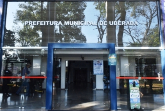 Fachada do prédio da Prefeitura Municipal de Uberaba, com portas de vidro e letreiro na entrada.