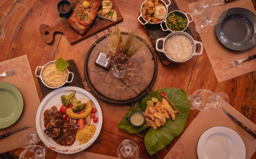 Imagem de pratos sobre a mesa de madeira, Foto: Qu4rto Studio Acervo Belotur