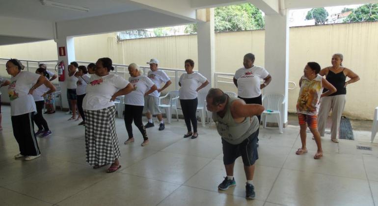 Dez idosos fazem ginástica no CRAS Lagoa. 