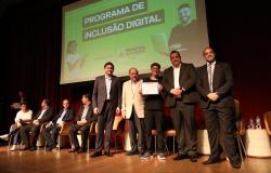  Prefeito Fuad Noman certifica alunos do Programa de Inclusão Digital