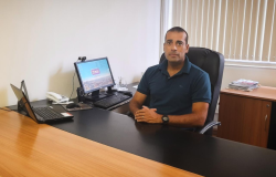 Secretário Municipal Adjunto de Segurança e Prevenção - Subsecretário de Qualidade e Controle - Rodrigo Sérgio Prates, posa em uma fotografia em local fechado usando uma camisa de tom azul escuro.