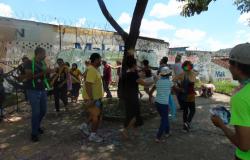 Moradores de rua dançando em círculo