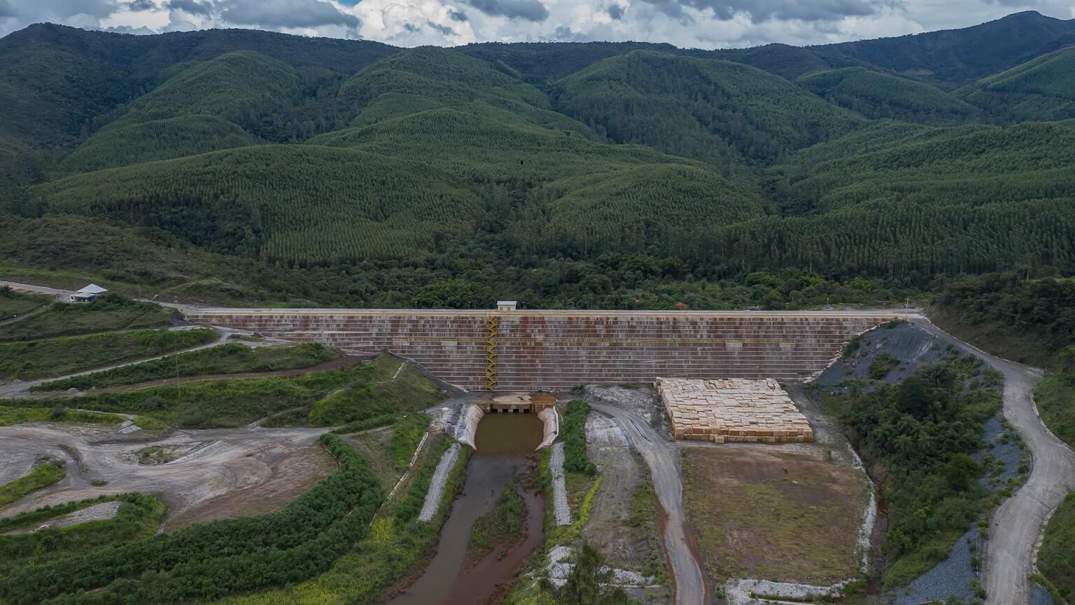 Dam dividing lake and green area