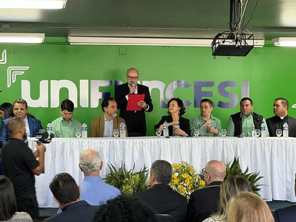 Bancada composta por homens e mulheres sentados participando do evento.