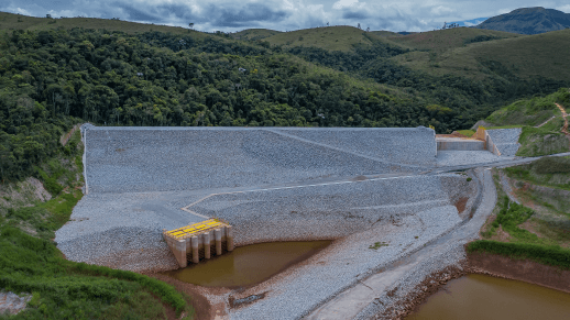 Dam dividing a lake from a green area