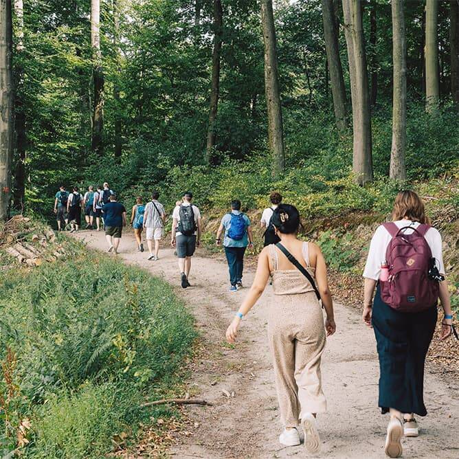 Bild des Shift Teams bei einer Wanderung im Wald