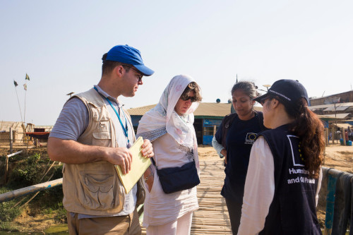 Personal från ECHO och WFP besöker flyktinglägret Kutupalong, Bangladesh. Foto: WFP/Kauser Haider