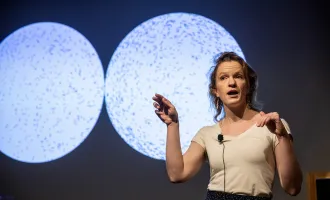 Laura Persson talks in front of a screen.