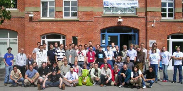 «Akademy 2004»ko taldeko argazkia